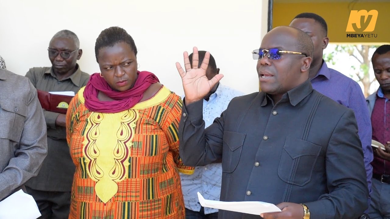 RC Homera: Awasimamisha kazi Walimu wa 5, Wahandisi na Afisa Manunuzi Kyela. kupisha Uchunguzi