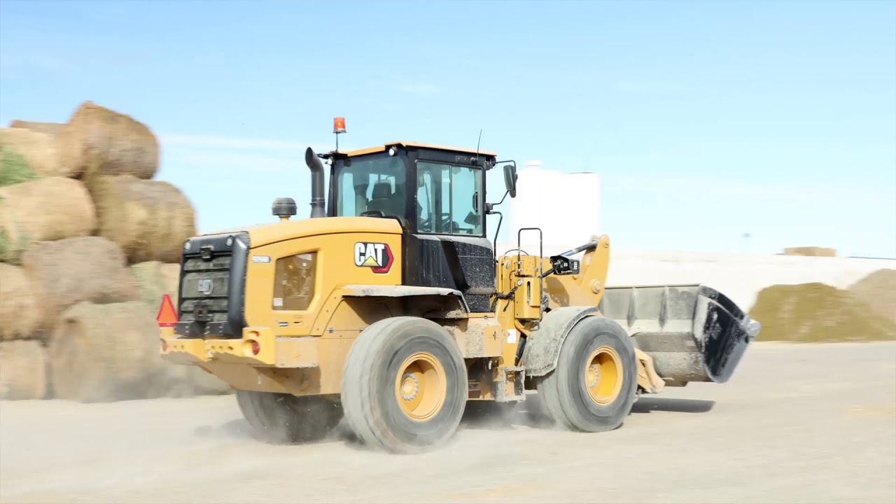 Cat&reg; 926M Small Wheel Loader Customer Story &ndash; Longs Peak Dairy (Pierce, CO)