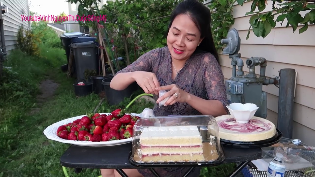 ĂN BÁNH PHÔ MAI DÂU TÂY BÁNH GÌ NGON QUÁ 100 TRAI DÂU TÂY GIÒN GIÒN ,