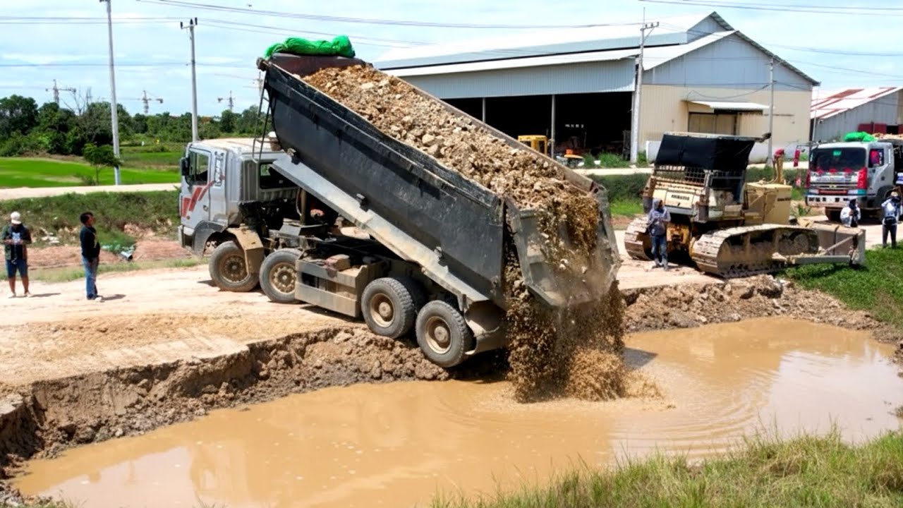 Wonderful Power dump truck 25T.5 unloading soil landfilling floor with heavy bulldozer pushing soil 