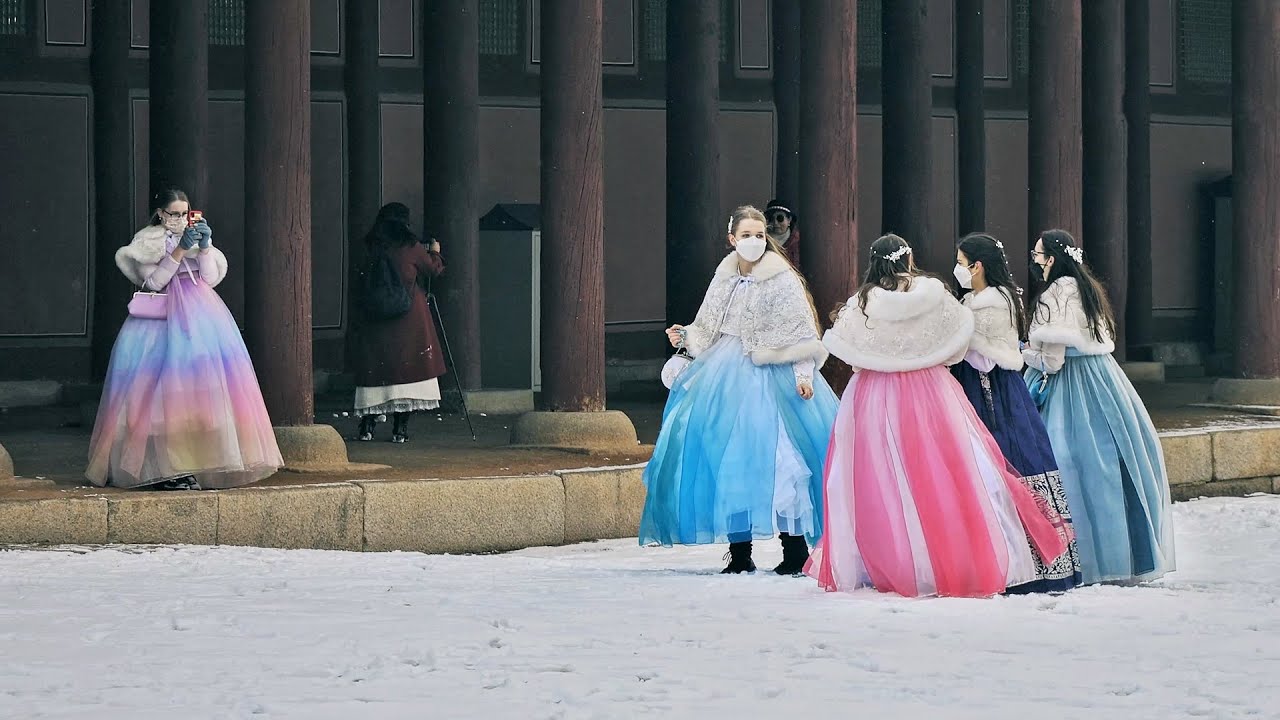 [4K] FREE entrance with Hanbok at Gyeongbokgung Palace on Snow Day | 눈내린 날, 경복궁 오후 산책 -한복입은 사람들 무료입장