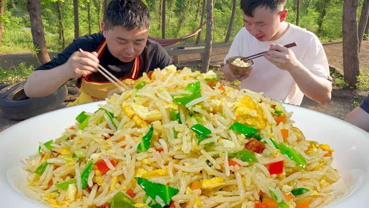 【超小厨】父子搭配干活除草，潇酒哥亲自下厨做蛋炒饭配2斤猪头肉，这手艺真是不赖！