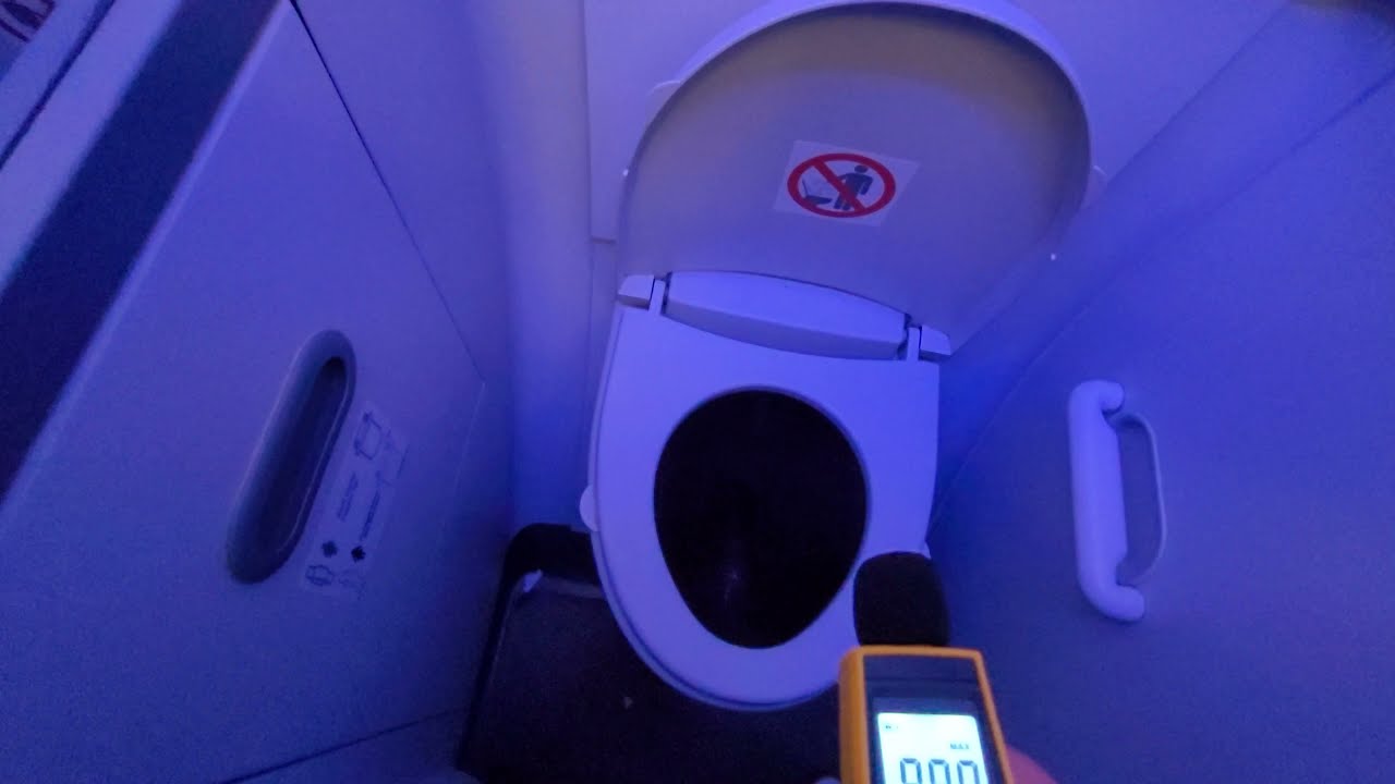 most deafening Boeing 737-800 TOILET
