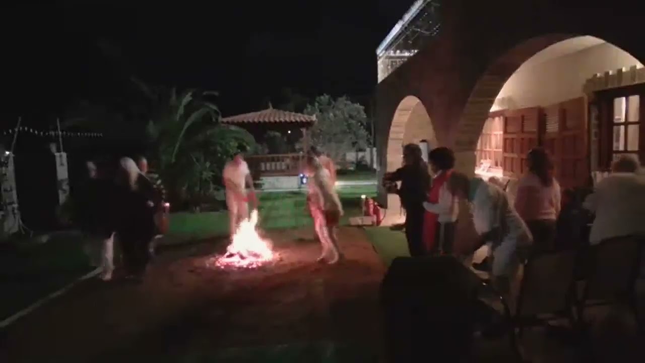 ΧΟΡΌΣ ΓΎΡΩ ΑΠΌ ΤΗΝ ΠΥΡΆ