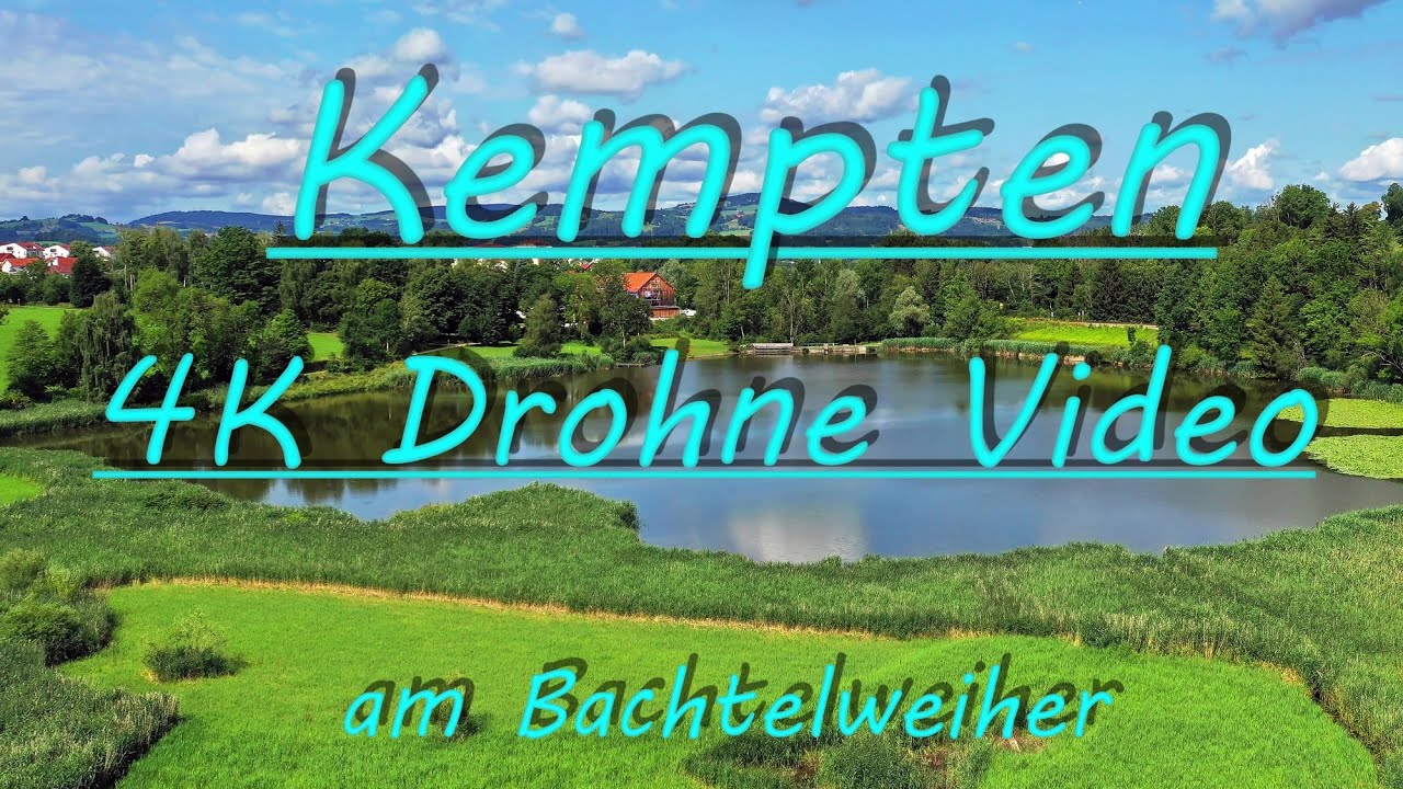 Luftbild vom Bachtelweiher bei Kempten mit Blick auf die Allgäuer Alpen. 4K Drohne Video