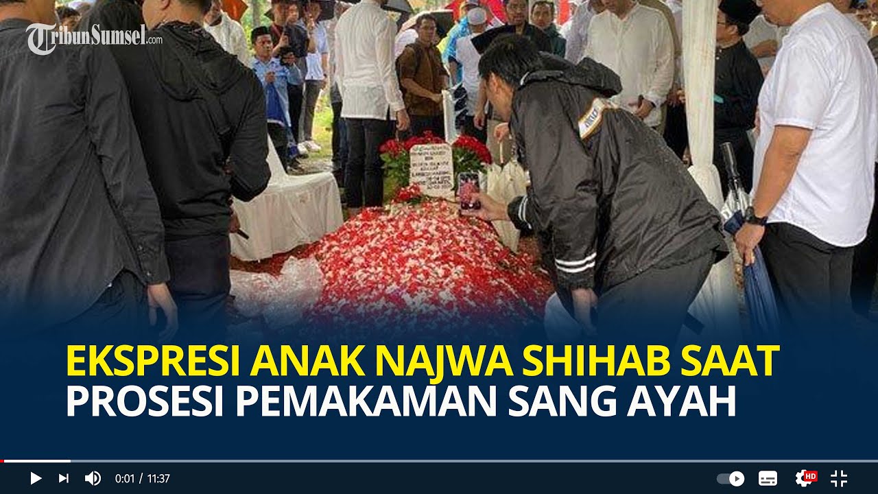 Ekspresi Izzat Assegaf Anak Najwa Shihab saat Hujan Iringi Prosesi Pemakaman Sang Ayah