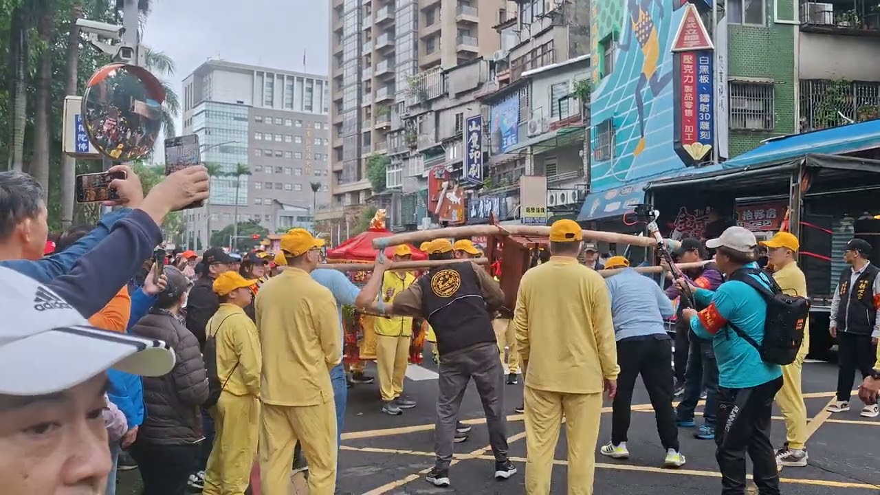 新北拱心宮乙巳年回鑾巡庄！往 向日葵廣場 換轎！！#新北拱心宮 #白沙屯媽祖聯誼會 #心香路 #步返三重埔