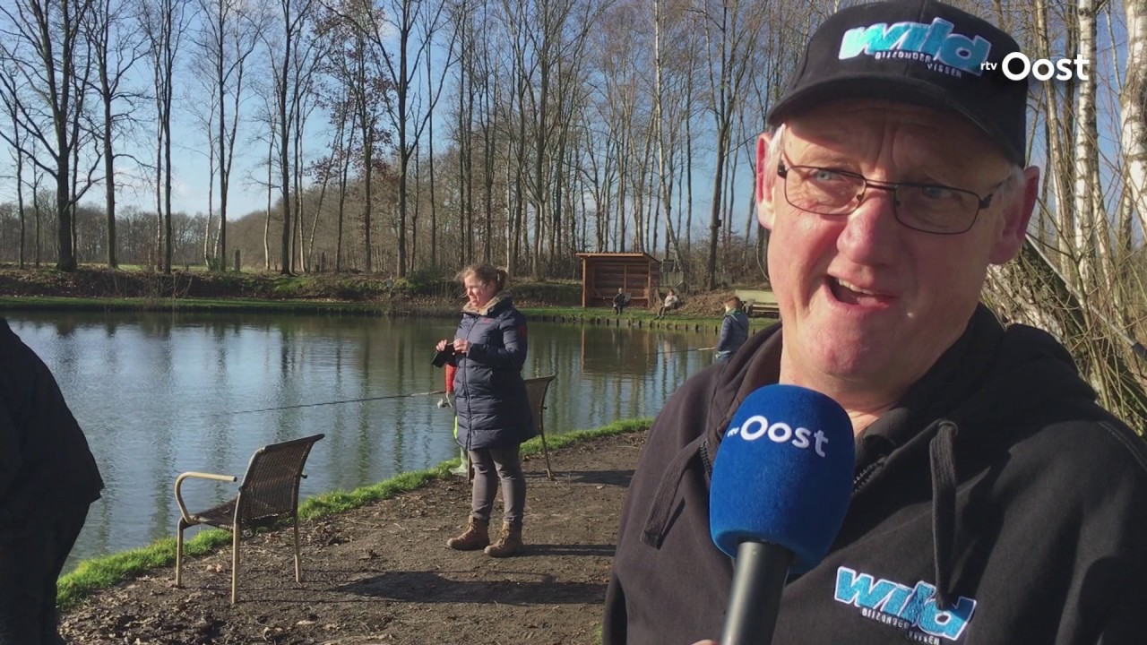 Kinderen leren vissen van een echte vismeester in Reutum