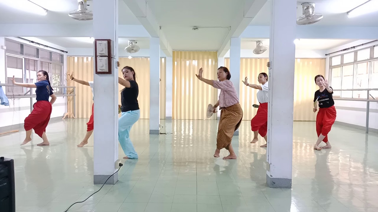 ฟ้อนวี. สอนโดยอาจารย์สารภี วีระกุล