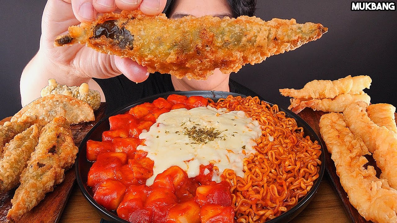 острая лапша и клецки с жареным перцем Fire Noodles TTEOKBOKKI Fried Pepper EATING ASMR MUKBANG