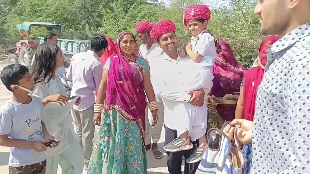 बालोतराके देशांतरियों के मौहल्ले में होली दहन के फाल्गुनीमस्त में मदमस्त महिला-पुरुष, युवक,युवतियां 