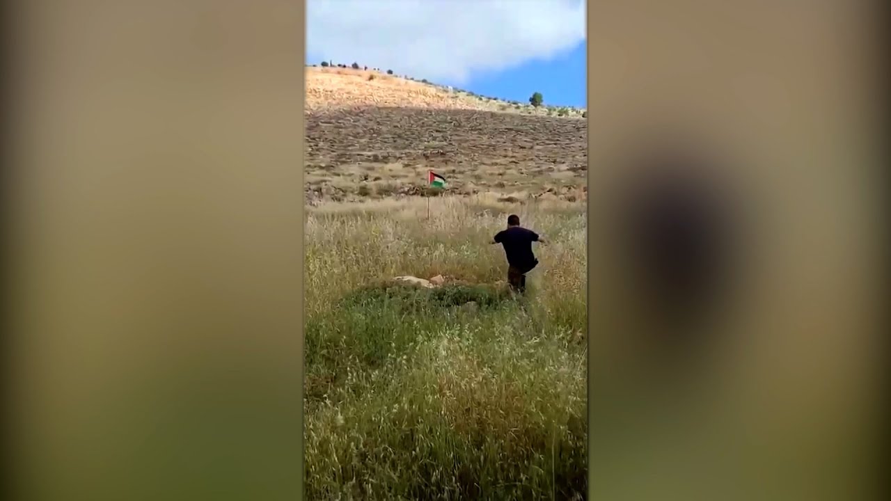パレスチナ旗を蹴り飛ばした瞬間爆発、イスラエル人男性軽傷　ヨルダン川西岸地区の入植地で撮影