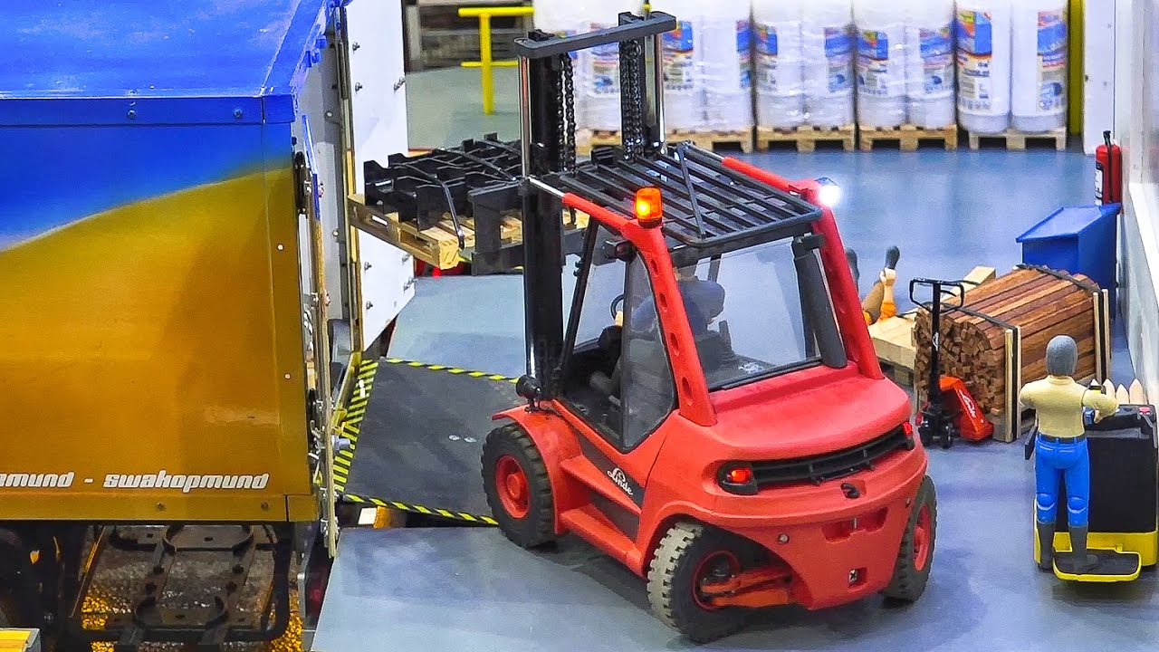LINDE FORKLIFT TRUCK H50 D AMAZING RC MODEL AT WORK SCALE 1:16 / Fair Leipzig Germany 2016