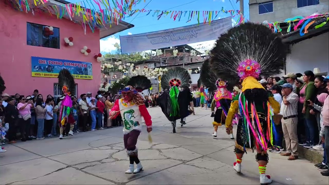 Los Diablicos de Huancabamba bailando con una Súper Banda 2025 