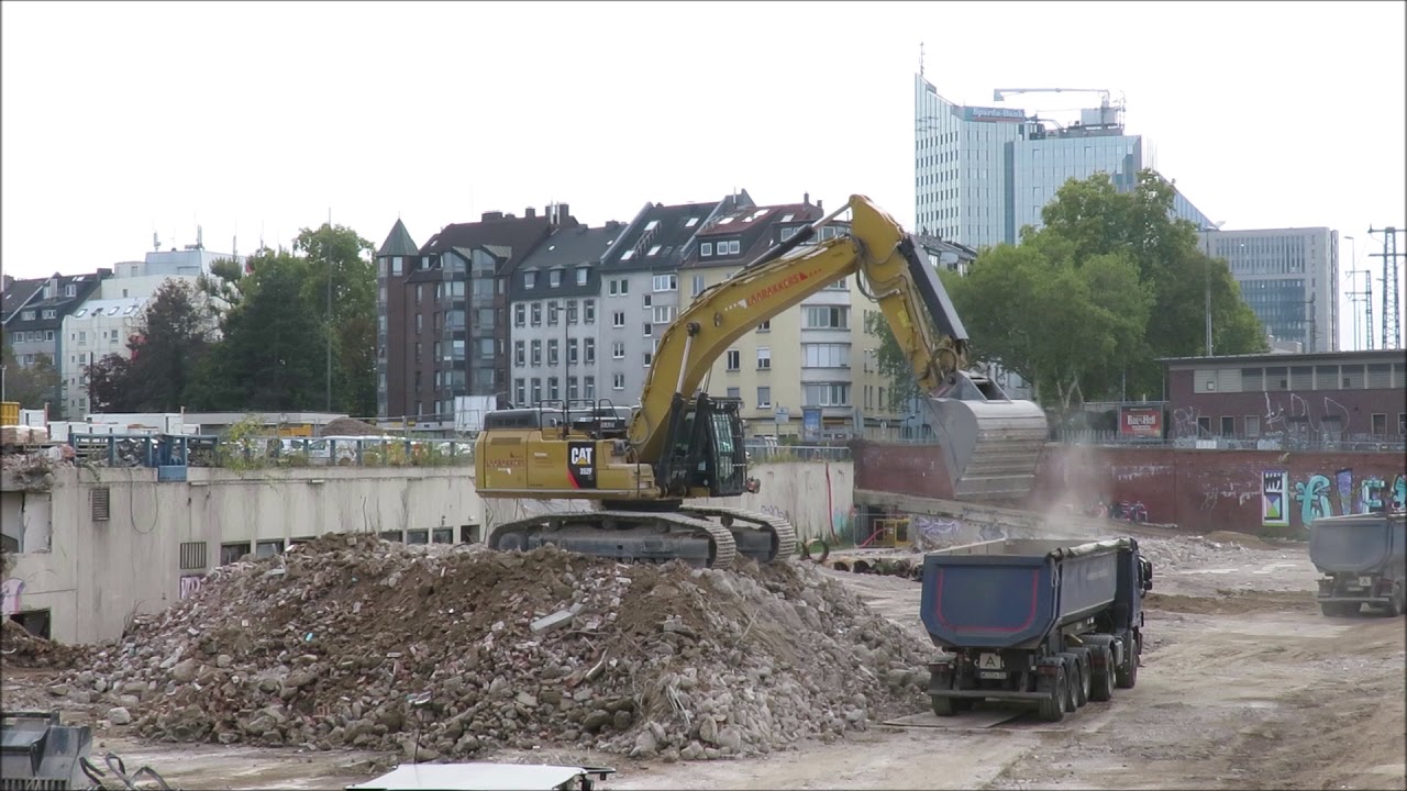 Bagger CAT 352F lädt LKW