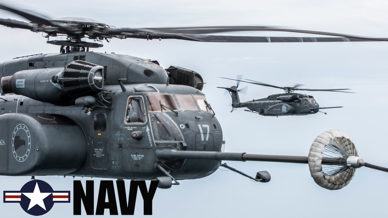 ВМС США. Мощные вертолёты MH-53E Sea Dragon выполняют дозаправку в воздухе.