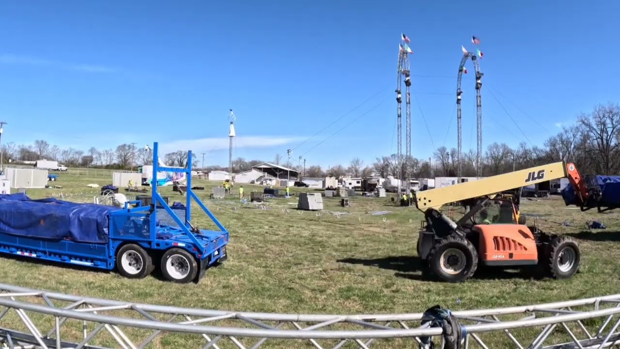 Cirque Italia Gold Water Circus is in Gallatin, Tennessee. Watch them set up fast in time lapse