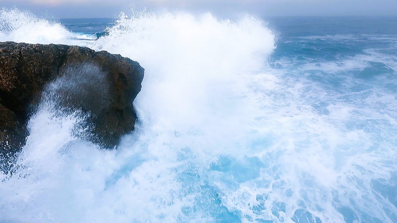 Я плыл по 4-х метровой волне ловить рыбу на надувной лодке!