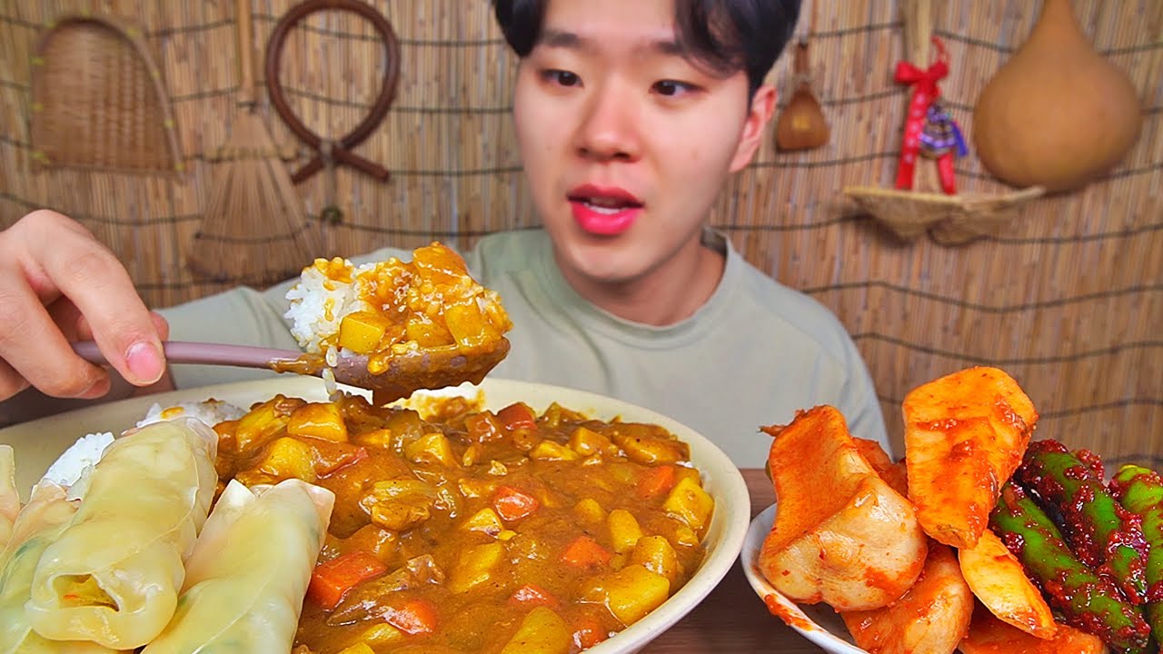 카레라이스 새우만두 총각김치 땡초김치. 풍미 좋고 돈값하는 카레입니다. CURRY RICE SHRIMP BUMPLING KIMCHI KOREAN FOOD MUKBANG.