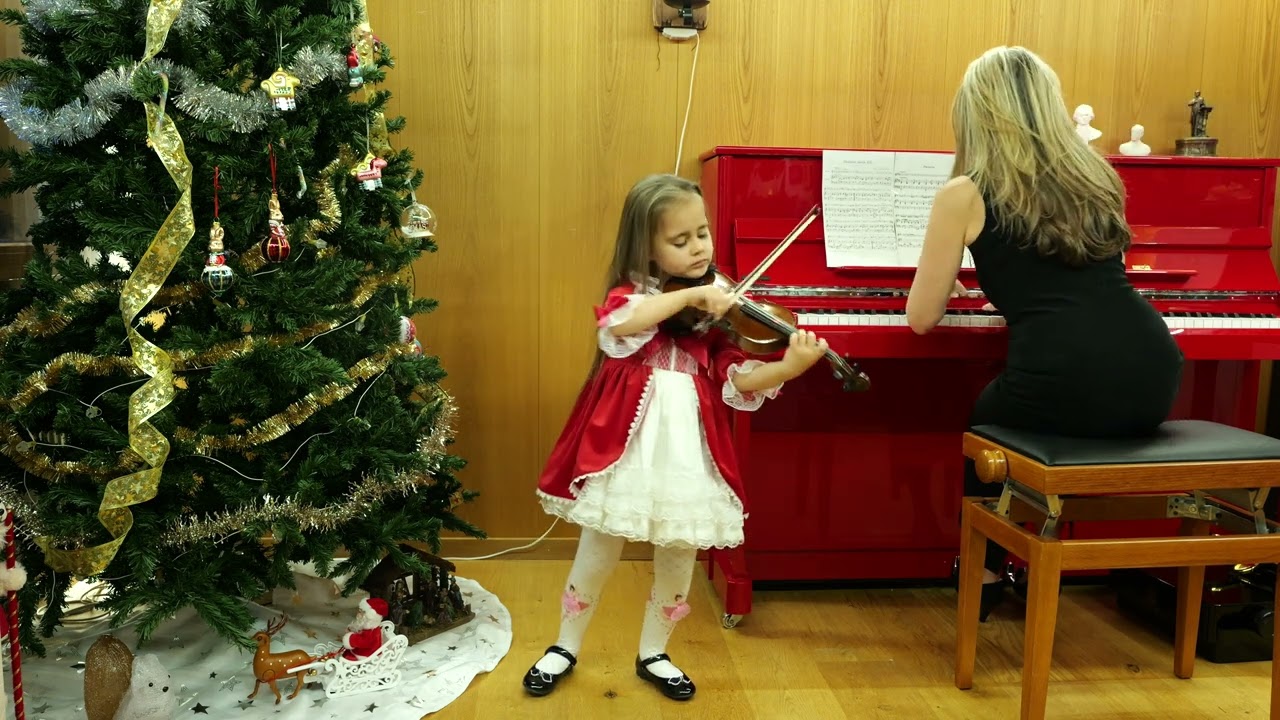 Chanson louis XIII and Pavane (F. Kreisler), Luna Bauwens, 5 years old