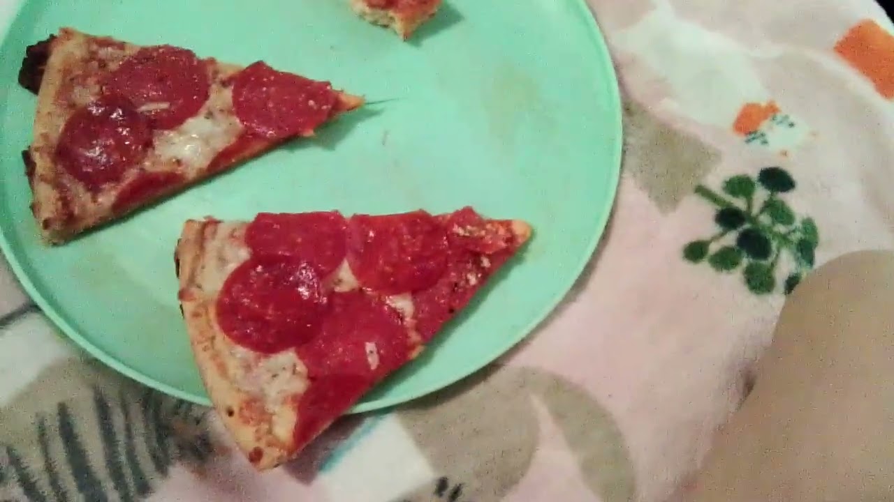 Wendathewhitesprunkicat (me) Eating Pizza and Drinking a coke!