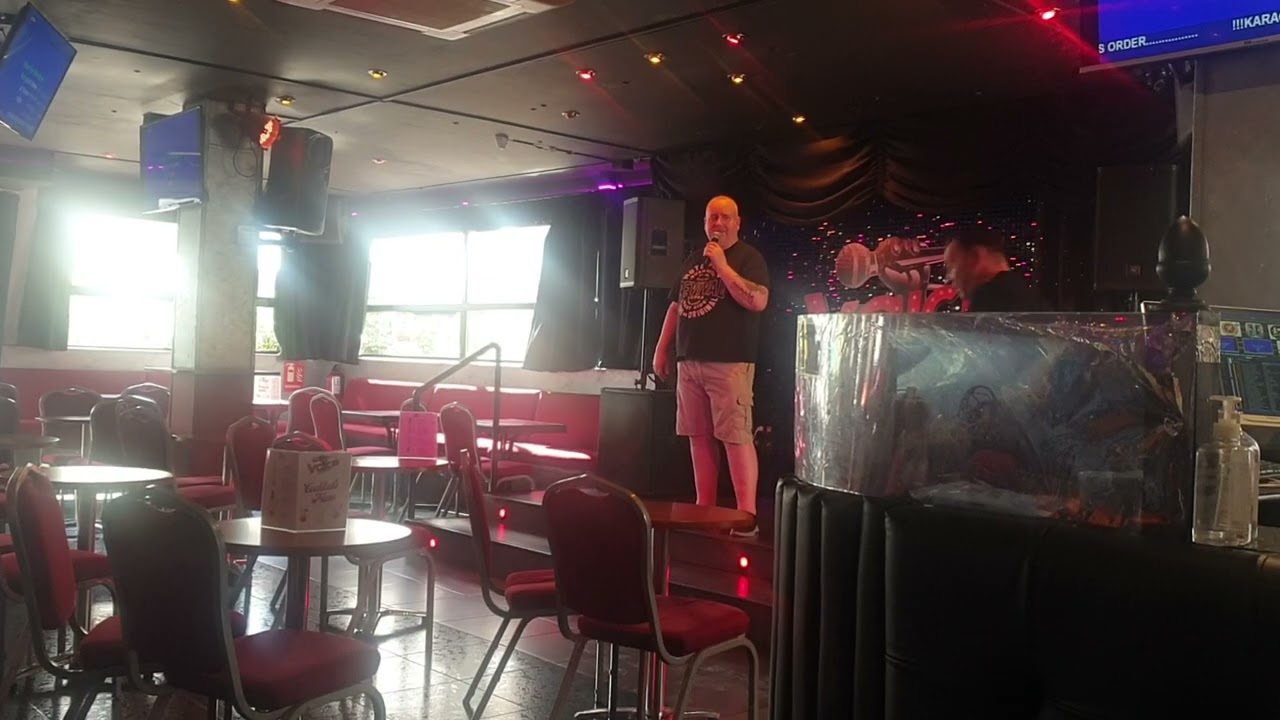 Hello by Neil Diamond 💎  at Shooters/Voices  Benidorm with the best DJ  Ian Hartley