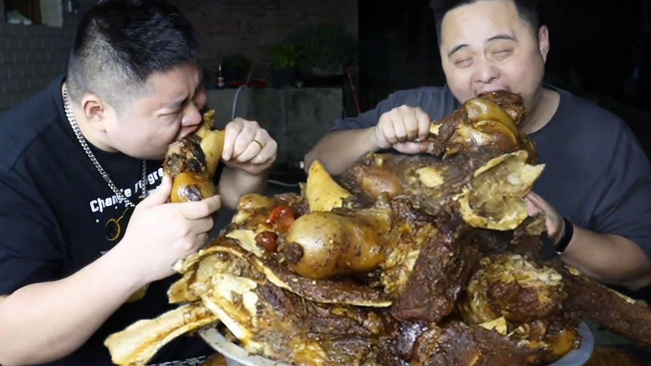隔壁大伯宰了800斤的牛，大胖做满满一盆红烧牛棒骨，一吸满口都是骨髓馋哭了【都市陈大胖】
