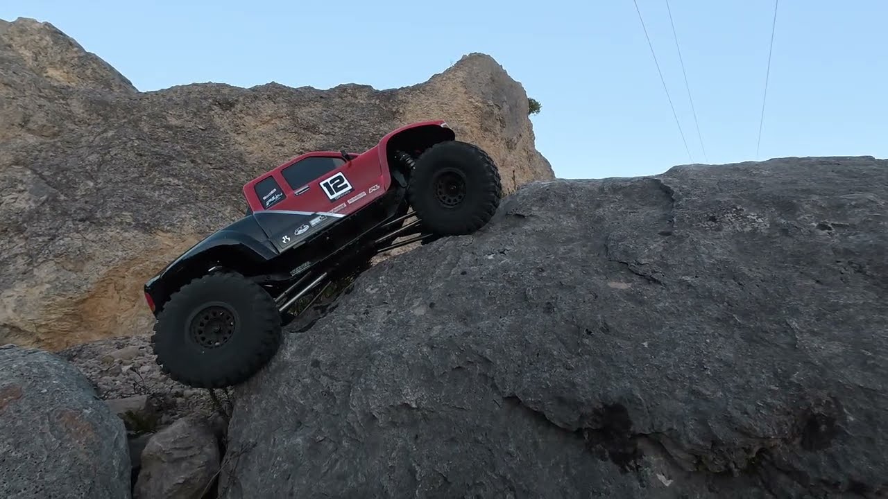 Axial SCX 6 vs YIKONG Rockslide sur un terrain PAS DU TOUT adapté ! (Mourèze)
