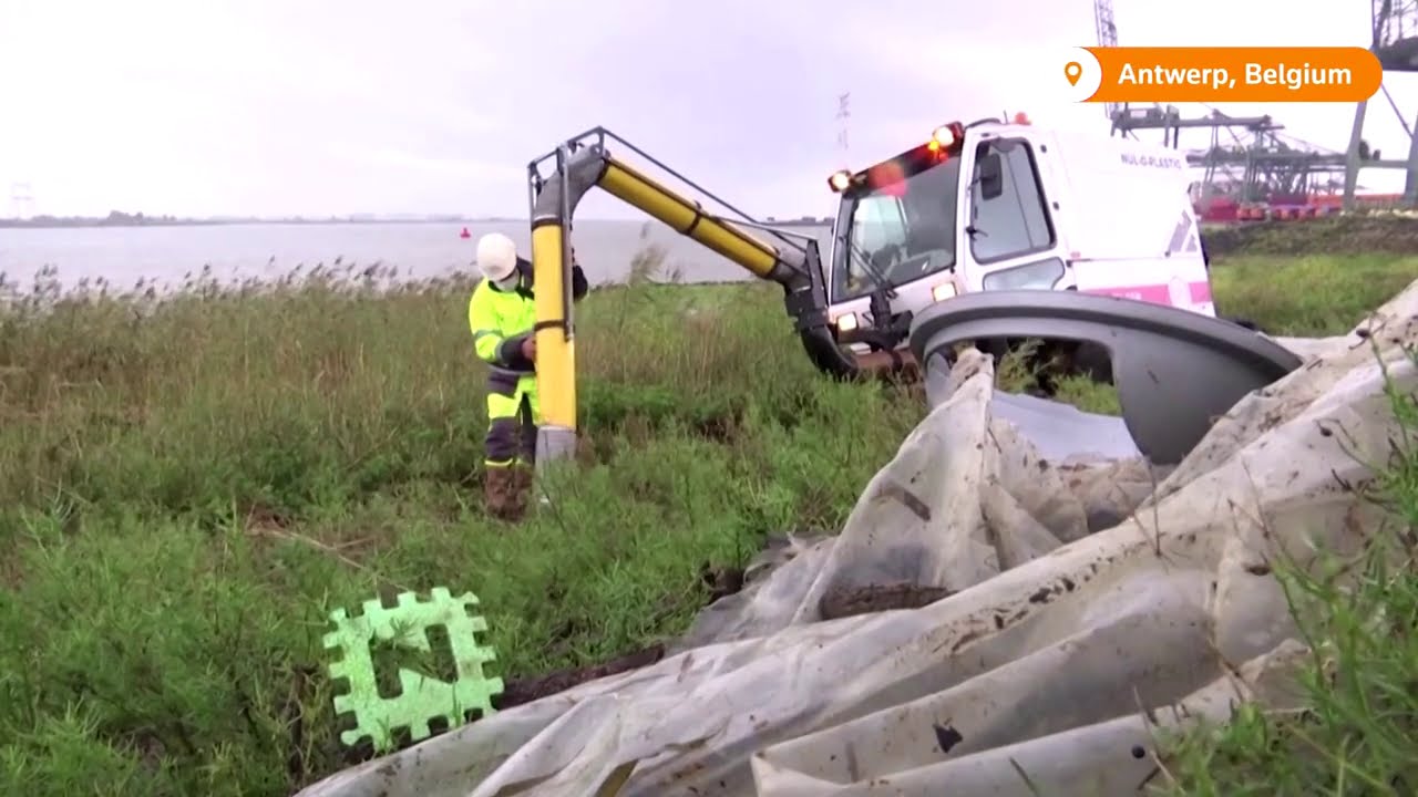 Giant 'vacuum cleaner' picks up tiny plastic waste