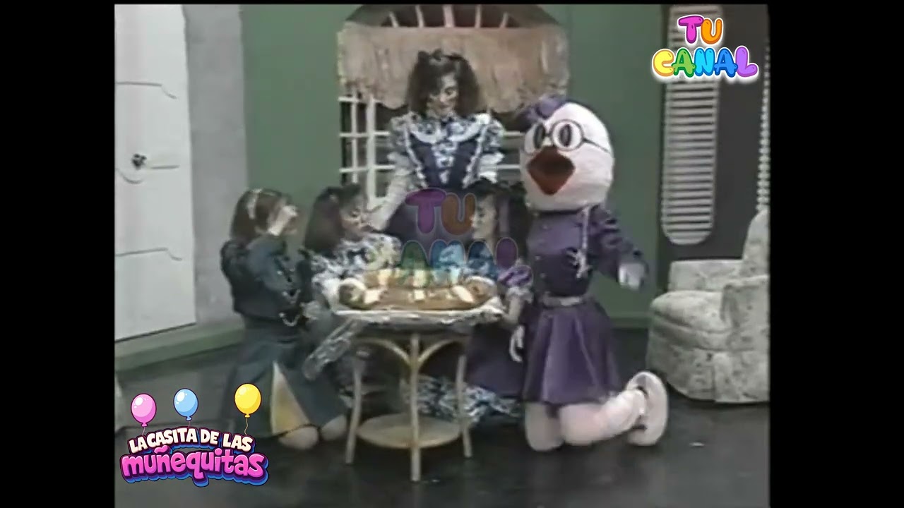 Las muñequitas parten la Rosca De Pastelería Lety Alejandra Elizabeth Ana Celia y Maribel