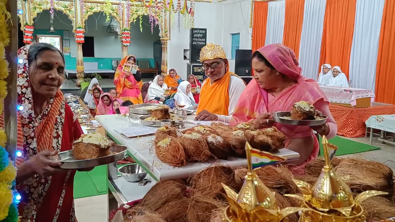 महा अर्घ समर्पित करते हुए 
