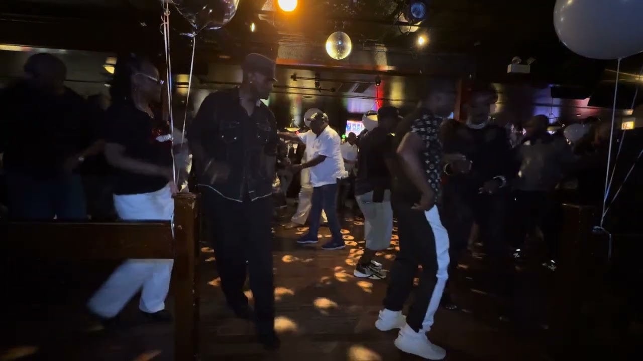 👸🏾🕺🏾💃🏾💙 Tha 💙Blue Note Tha infamous Carlos 🕺🏾leading 4 ladies at one time💙👸🏾🕺🏾💃🏾