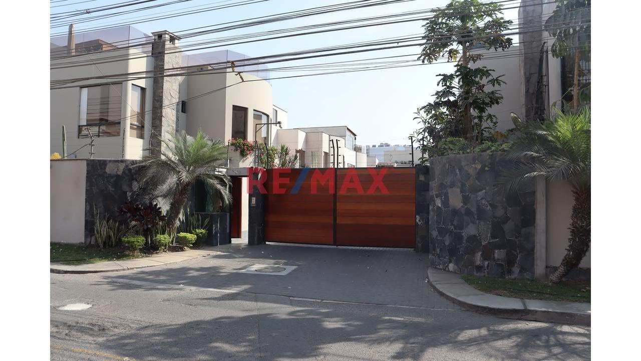 Se Vende Casa en Condominio. Tres Pisos. Santiago de Surco