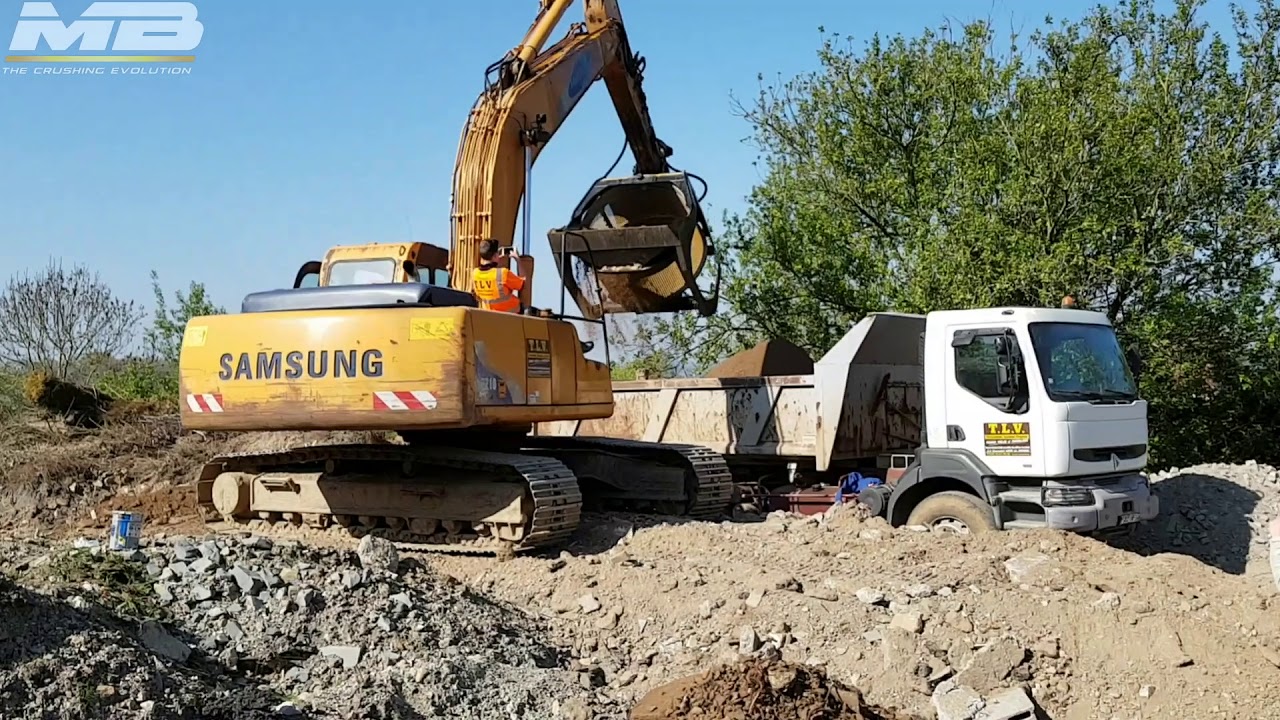 Retraitement des terres et criblage  avec le godet cribleur MB-S18