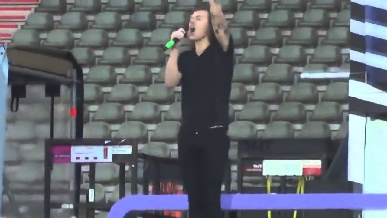 Harry singing Zayn's solo in Strong