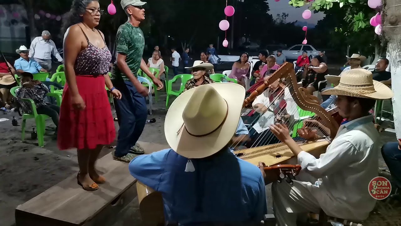 Las Nahuas Blancas con El Conjunto de Arpa Grande La Polvadera