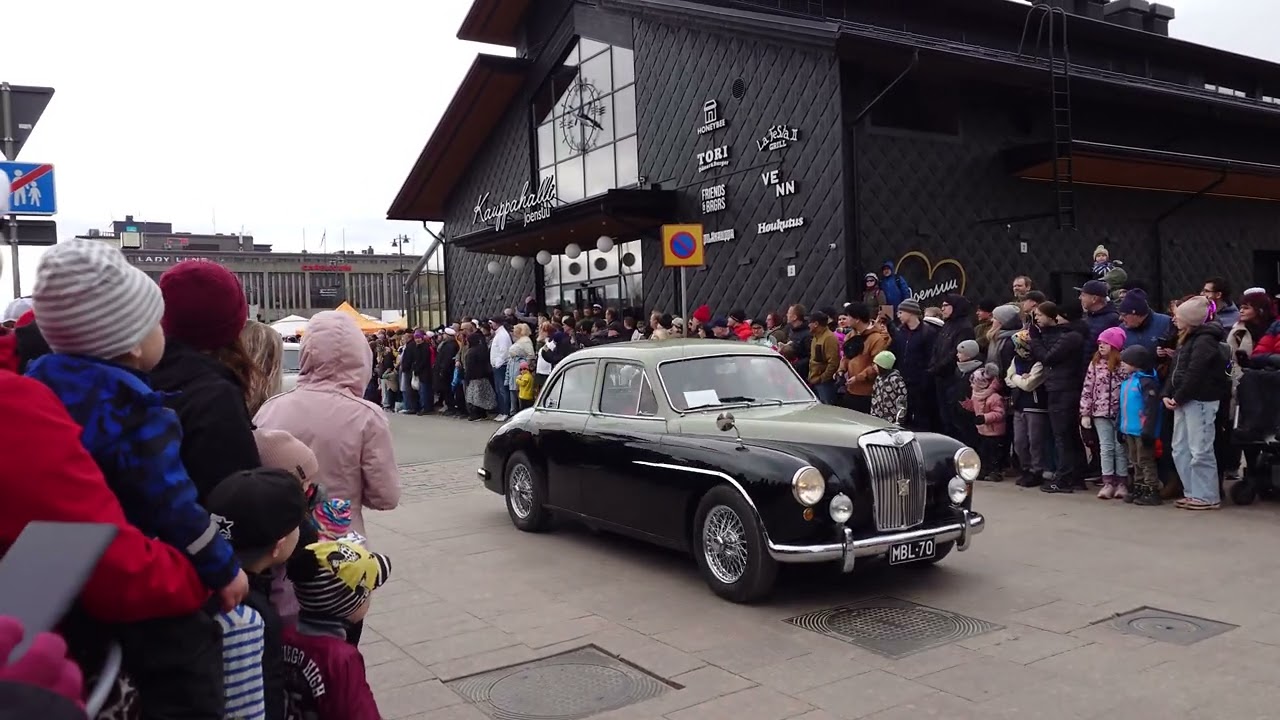 Joensuu vanhat autot 2024 ambulanssi hälytysajossa.