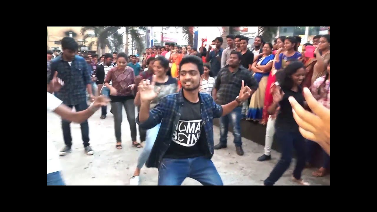 flashmob at Chithralaya mall | PYDAH C.S.E department | in sponsoring by KrazyBee