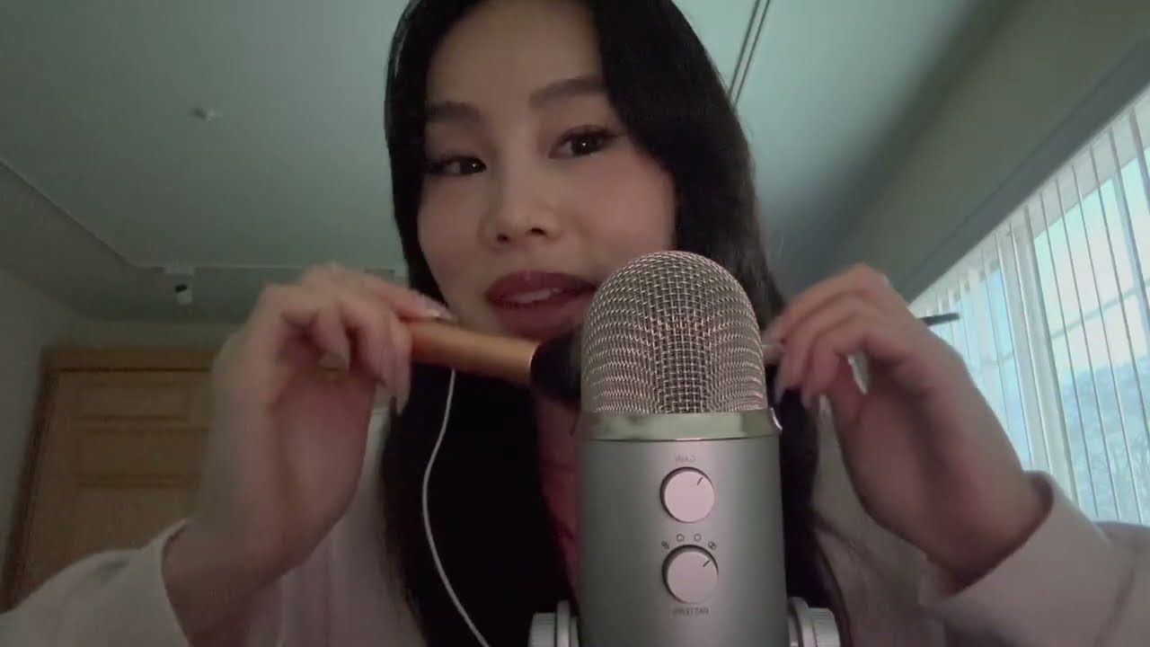 ASMR mic brushing & whisper ramble 🤭💓