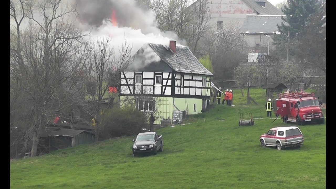 [Anfahrt + Einsatzstelle] GROSSEINSATZ IN LANGENWETZENDORF ZUM WOHNHAUSBRAND