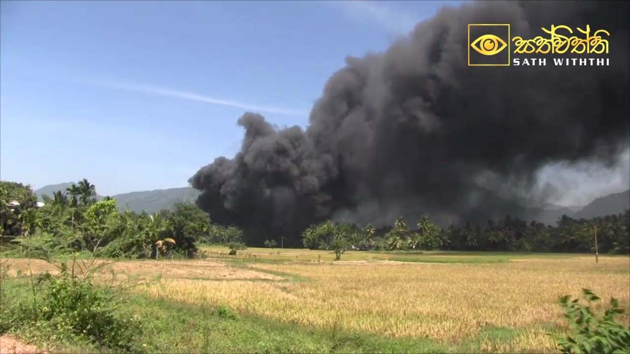 කෝටි ගණනක දේපල ගින්නෙන් විනාශ වු පරගහදෙණියේ හෙල්මට් පැක්ටෙරිය..
