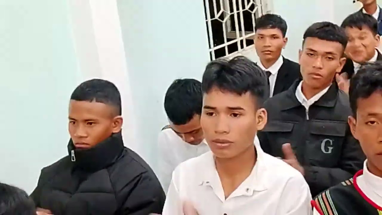 Mục sư Tặng quà cho gia đình khó khăn