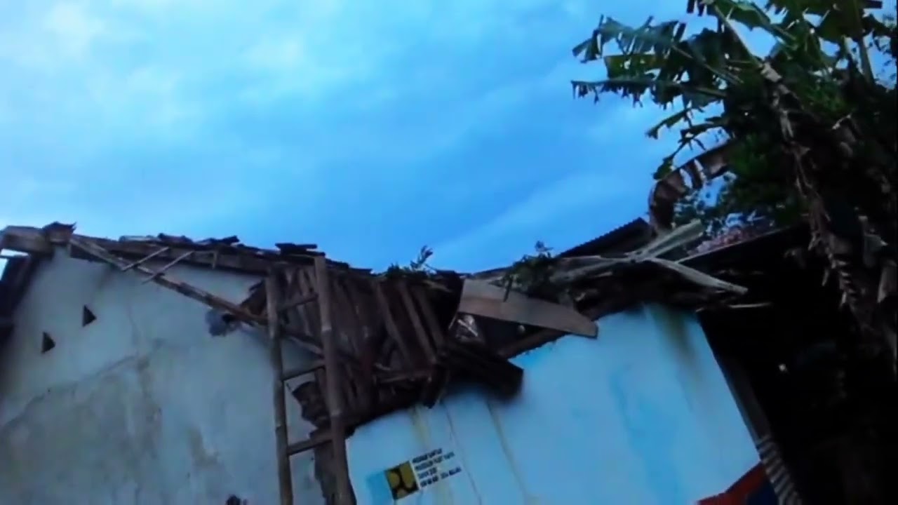 Angin Puting Beliung Rumah Warga Tertimpa Pohon Petey Di Situraja Sumedang 