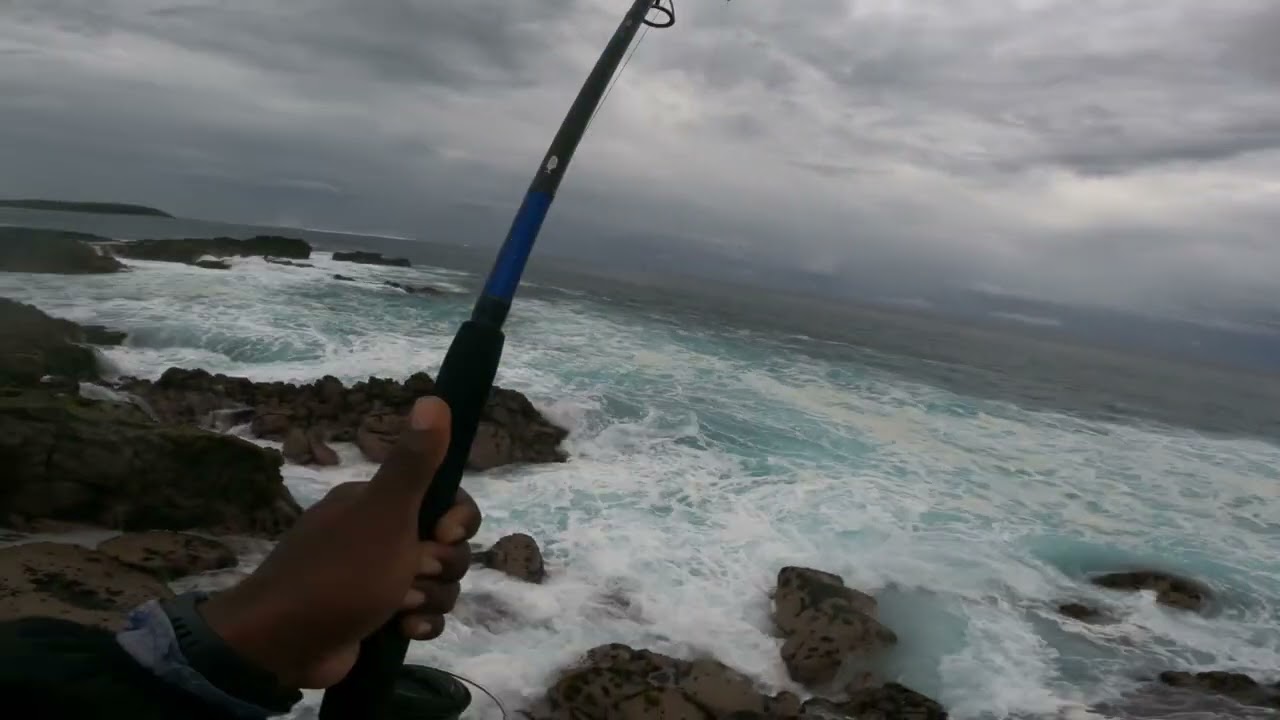 Going Sunrise popping landbase and hook up a monster GT off the rocks💪😉