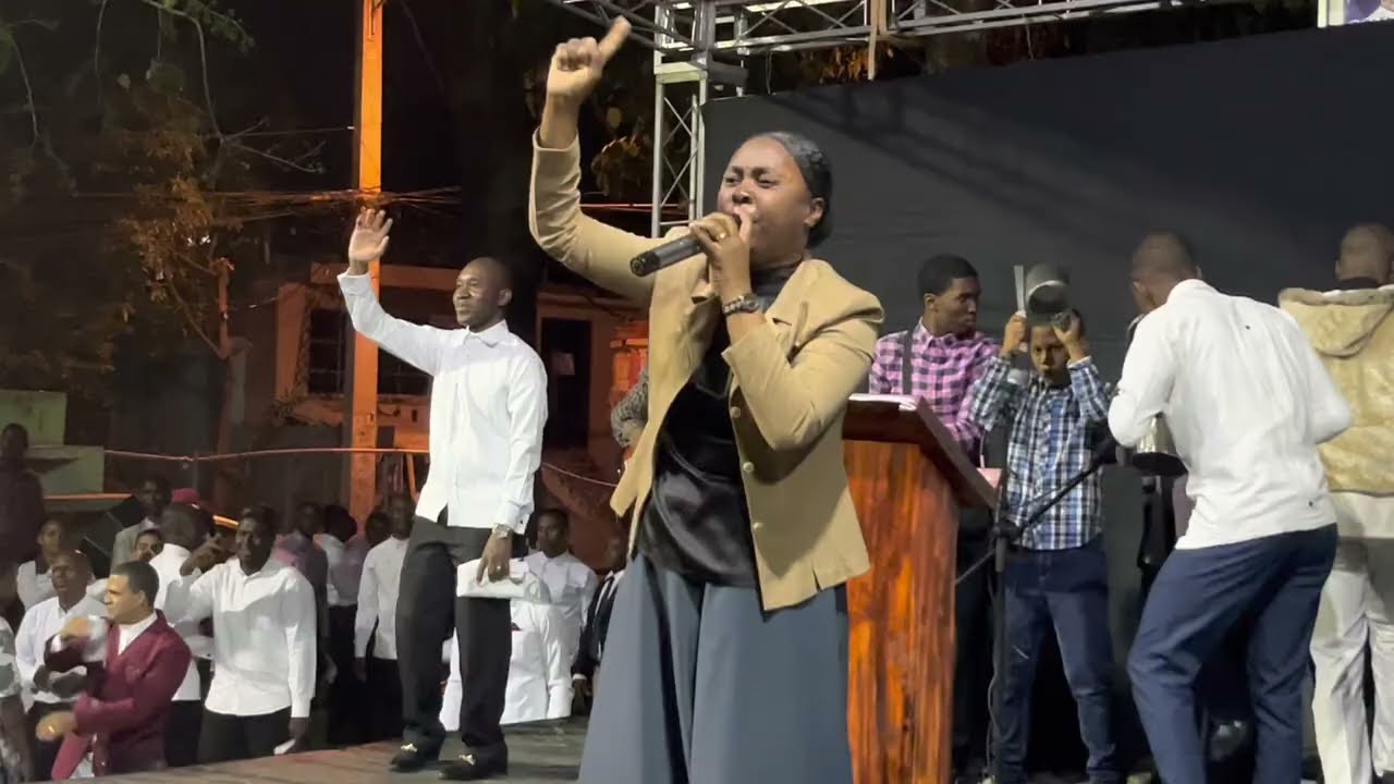 Pastora Luciana Agustín  Cantando Coro de Fuego y Mira  Que Unción Callo aqui