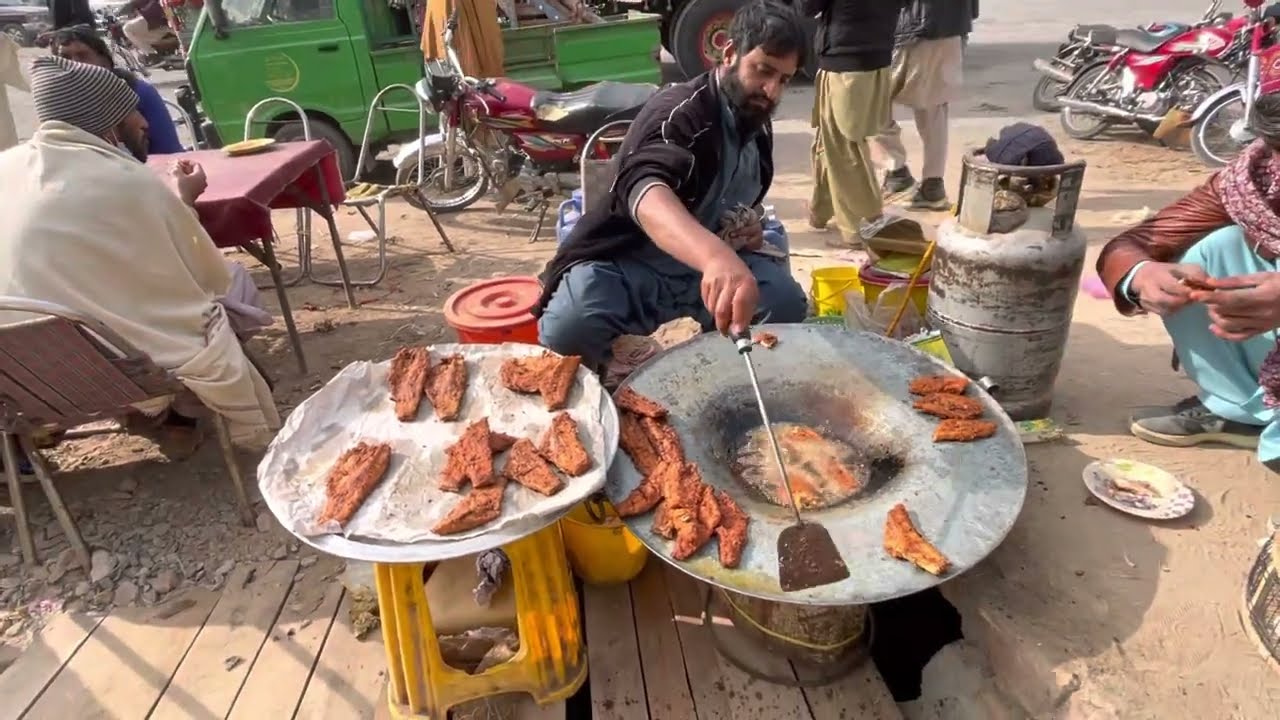 Fish frying in a unique way | atwar bazar mianwali saste fish