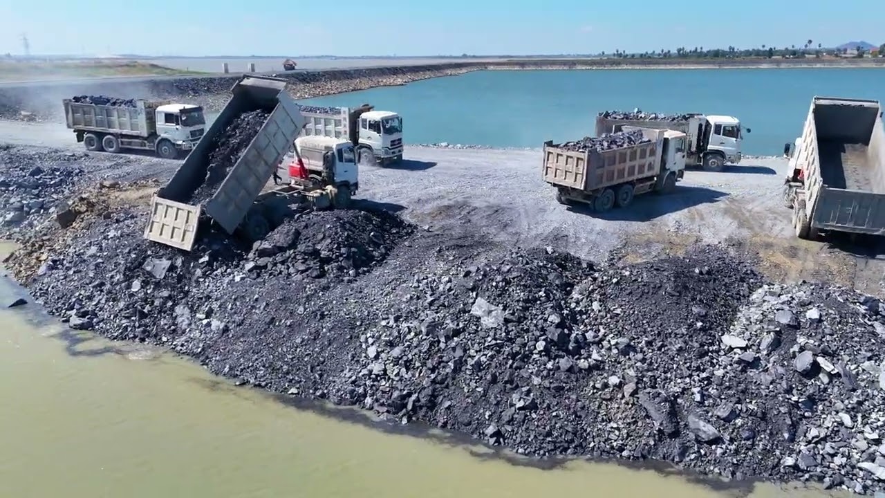 EP02, Fantastic! A SHANTUI Bulldozer is attached to the rock-filling project and is skilfully pushed