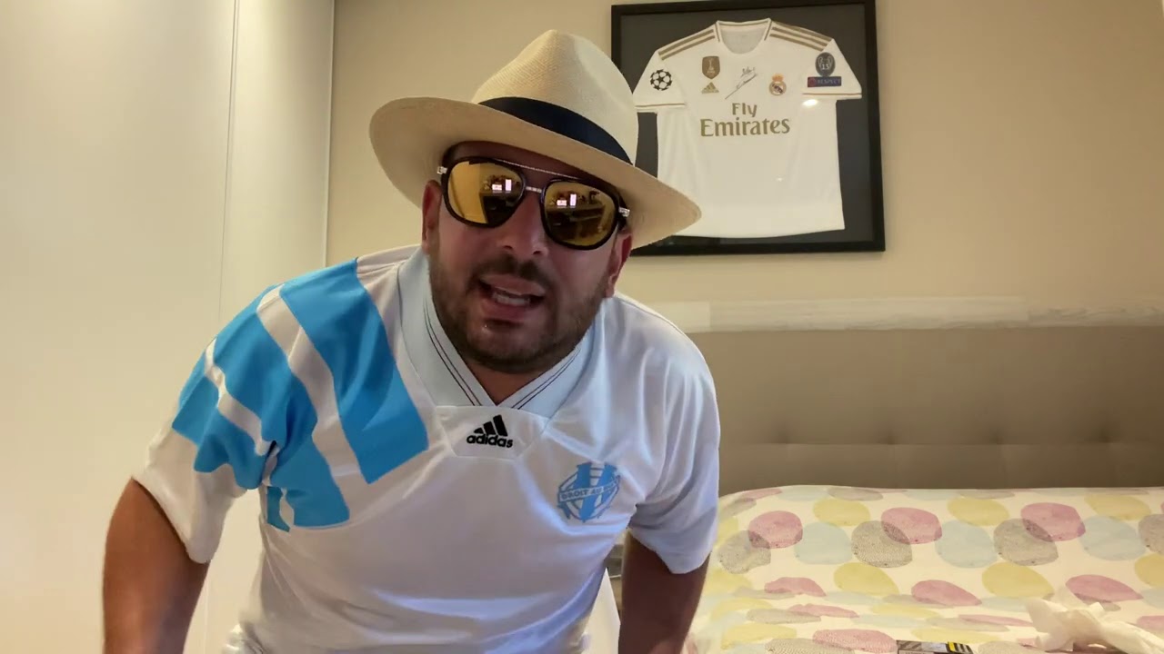 Le port du maillot du PSG a Marseille !