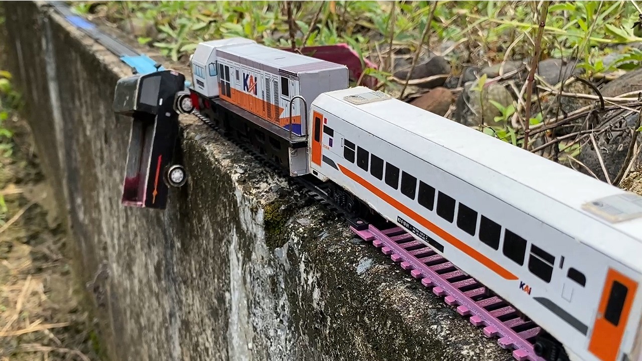 Merakit Kereta Api Panjang CC201 Anjlok Membawa Gerbong Ekonomi Menabrak Mobil Pickup Sampai Jatuh