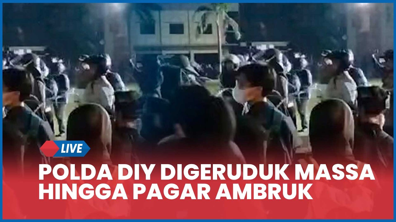 Detik-detik RICUH, Massa Kepung Mapolda DIY Protes Penganiayaan Brimob di Maluku hingga Pagar Ambruk